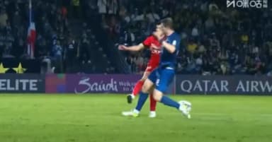 亚冠0-2惨败！徐阳怒批上海海港：别找借口，输球又输人，对比恒大太讽刺_1