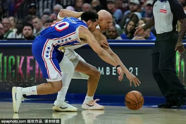 马克西54分闪耀费哲论坛，雄鹿无扬尼斯艰难败北_比赛_本赛季_胜利