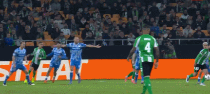 双核“自相残杀”！伊斯科与队友相撞双双伤退，贝蒂斯运气真是差